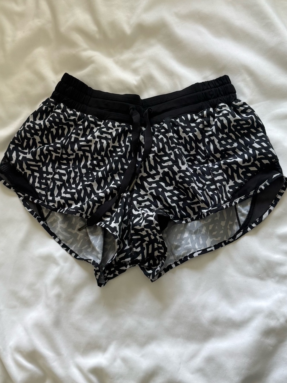 Lululemon Hotty Hot Short
Net Pop White Black / Black